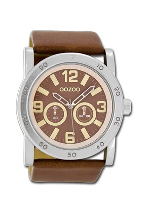 Montre avec bracelet en cuir marron, boîtier en acier inoxydable argenté, cadran marron, grands index jaunes et deux sous-cadrans pour les fonctions de chronographe.