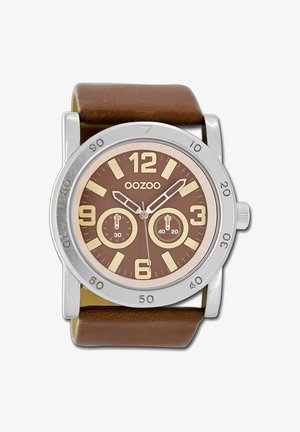 Montre avec bracelet en cuir marron, boîtier en acier inoxydable argenté, cadran marron, grands index jaunes et deux sous-cadrans pour les fonctions de chronographe.