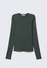 Haut à manches longues vert foncé, en tissu doux. Présente un col rond et un ourlet droit. Étiquette de la marque "WEEKDAY" visible à l'intérieur.