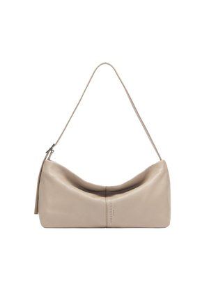 Beżowa skórzana torba na ramię o zaokrąglonym kształcie, gładkiej teksturze i dyskretnym logo. Posiada jeden długi pasek do noszenia.