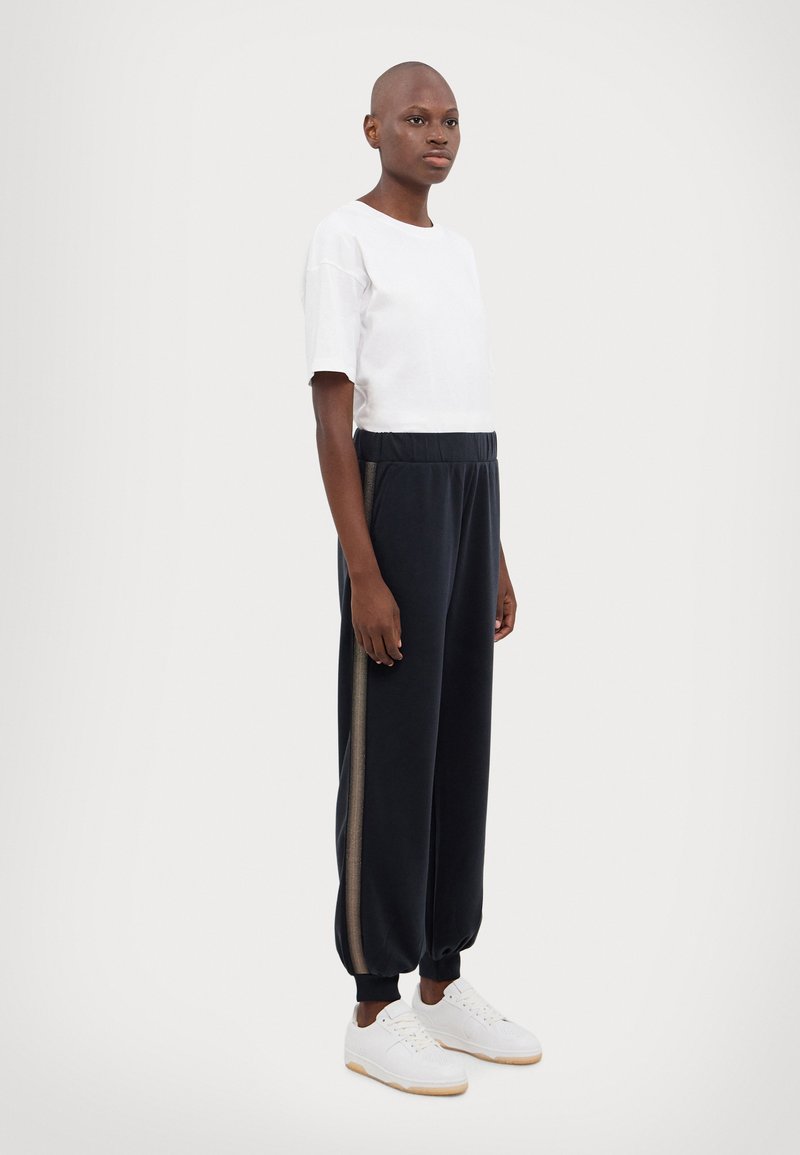 EA7 Emporio Armani PANTALONI - Treniņtērpa apakšdaļas - black