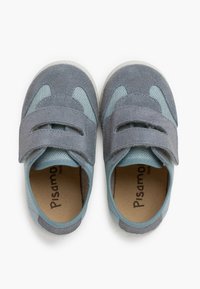 Sneaker grigi e blu con un design in camoscio e rete, dotati di una doppia fascetta in Velcro e modelli circolari sui lati.