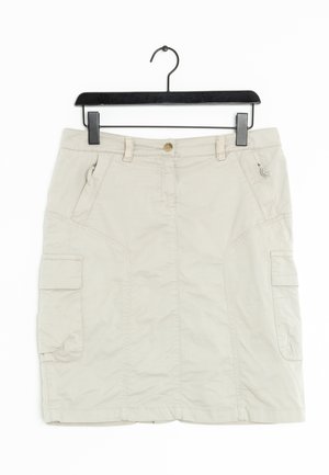 Jupe cargo beige longueur genou avec poches avant et passants de ceinture, suspendue sur un cintre en plastique noir sur fond blanc.