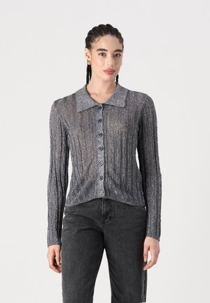 Sølvstripet cardigan med kragesnitt, frontknapper og lange ermer, med et teksturert, glitrende stoff.