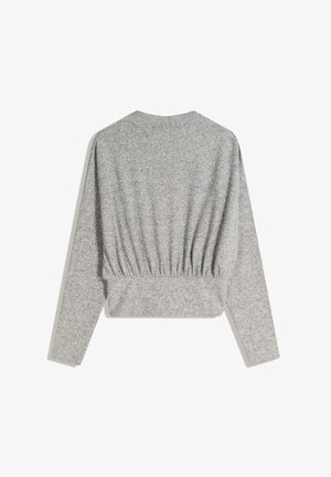 Šedý top s dlouhými rukávy a stahováním v pase, vyrobený z měkké látky. Má jednoduchý kulatý výstřih a volný střih. Bez viditelných vzorů nebo dekorací.