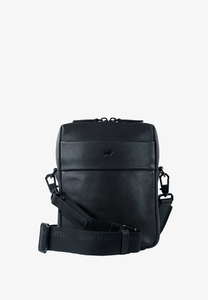 Borsa a tracolla nera in pelle con una texture liscia, forma rettangolare e tracolla regolabile. Presenta una chiusura con zip e un accento con logo impresso.