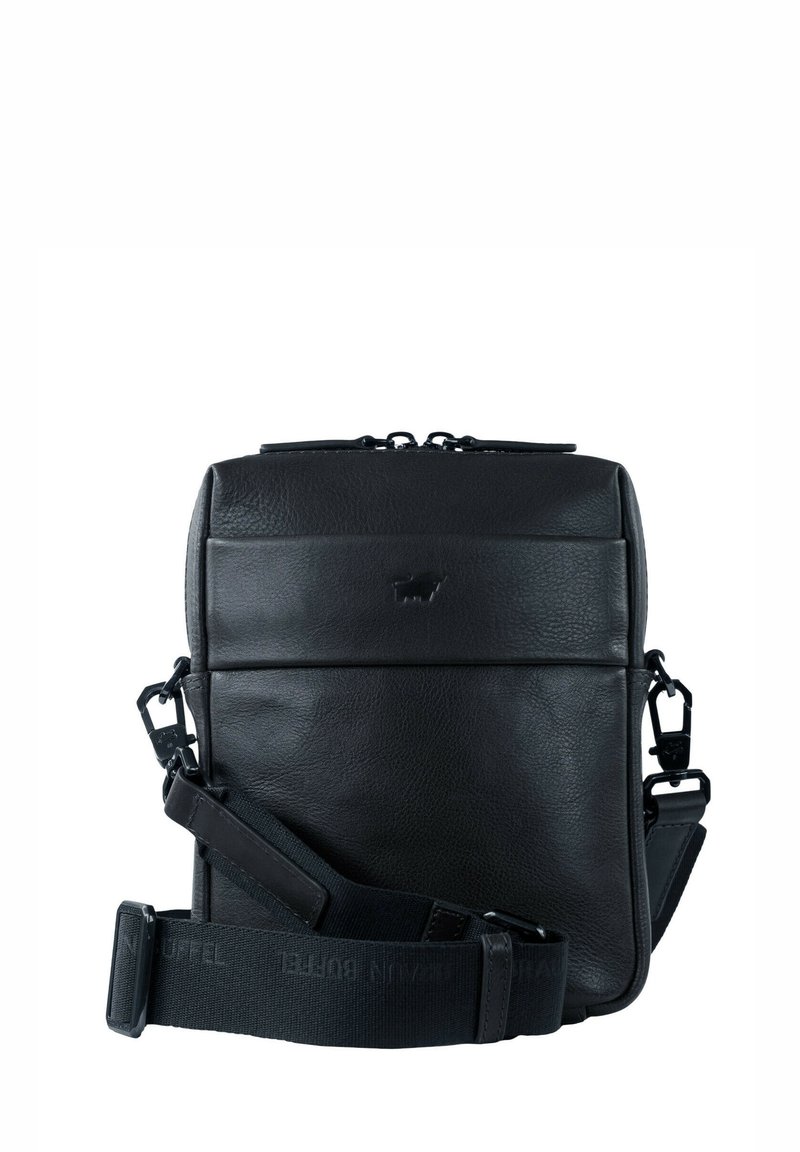 Borsa a tracolla nera in pelle con una texture liscia, forma rettangolare e tracolla regolabile. Presenta una chiusura con zip e un accento con logo impresso.