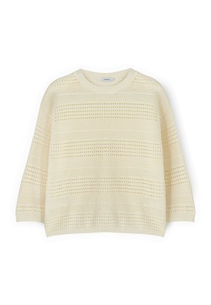 Kermanvalkoinen neulottu pusero, jossa on kuvioidut reiät, pyöreä pääntie ja pitkät hihat, asetettuna tasaisesti valkoiselle taustalle.