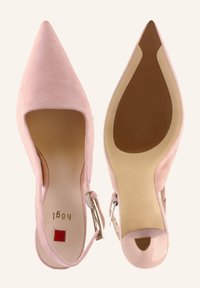 Rosa mockaskor med hög klack, spetsig tå, ankellänk och en glänsande mandelformad klack. Guldaccenter på innersulan och yttersulan.