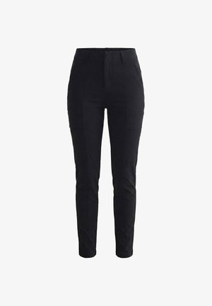 Črne ozke hlače s visokim pasom, z zankami za pas in stranskimi žepki s flapi, prikazane na belem ozadju.