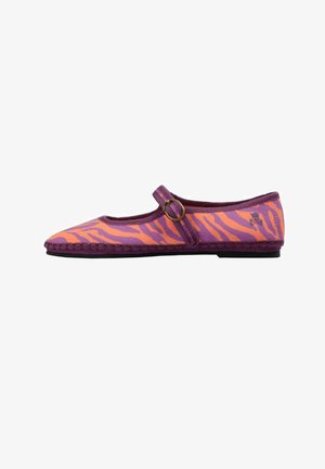 Chaussure plate Mary Jane à rayures zèbre violettes et orange, avec une bride à boucle ronde et une semelle noire, vue de côté.