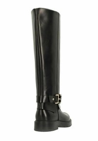 Stivale lungo in pelle nera con tacco basso e una fascia decorativa con fibbia attorno alla caviglia, mostrato da un'angolazione posteriore.