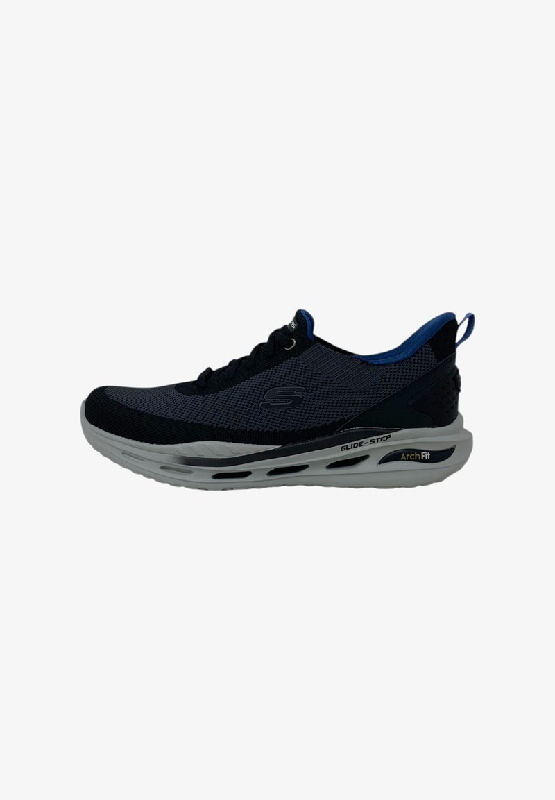 Scarpe sportive nere e blu con una tomaia in rete, suola imbottita e occhielli rinforzati per i lacci. Presentano il marchio ArchFit e Glide-Step.