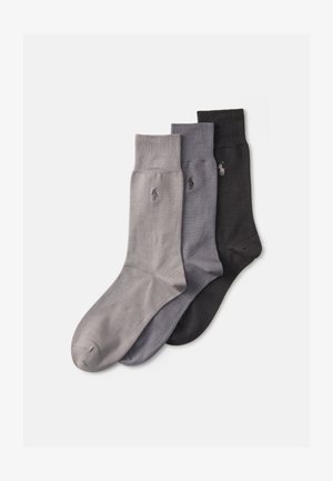 Tres pares de calcetines para hombre en gris claro, gris medio y negro, hechos de un material suave con un sutil logo en cada calcetín.