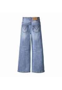Jean en denim bleu à jambes larges avec une finition légèrement délavée, poches arrière et une étiquette en cuir marron portant la mention "Molo."