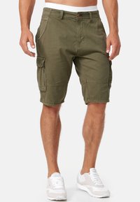 Cargo shorts in olijfgroen katoen, met zijzakken en een tailleband met een knoopsluiting. Textuurafwerking met een ontspannen pasvorm.