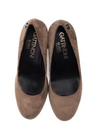 Ballet flat in suede marrone con punta arrotondata, lati bassi e interno nero. Presenta un logo impresso sulla soletta.