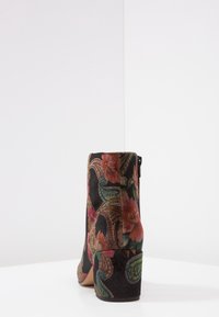 Bloemenpatroon enkellaarsjes met een zwarte textuurstof, een ronde neus en een chunky hak, voorzien van een rits aan de zijkant voor sluiting.