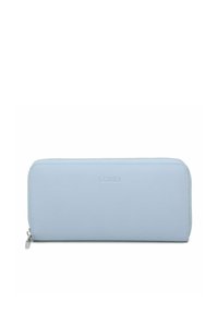 Cartera de cuero azul claro con textura suave, cierre de cremallera y logo en relieve. Forma rectangular con líneas limpias y sin adornos adicionales.