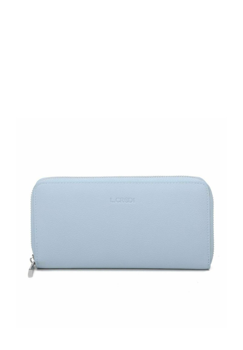 Cartera de cuero azul claro con textura suave, cierre de cremallera y logo en relieve. Forma rectangular con líneas limpias y sin adornos adicionales.