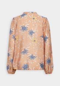 Blouse pêche à manches longues avec imprimé floral bleu et jaune, poignets froncés et petit col droit vue de dos.