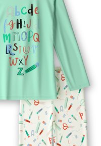 Maglia a maniche lunghe verde menta con stampa colorata dell'alfabeto e grafica di matita. Pantaloni color crema con vari motivi di forniture scolastiche.