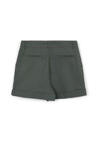 Pantaloni corti di cotone verde scuro con orlo arrotolato, dotati di due tasche a filetto posteriori, fronte piatto e texture liscia.