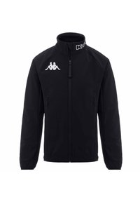 Giacca nera con zip realizzata in tessuto morbido, dotata di un collo alto, tasche laterali e un logo bianco sul lato sinistro superiore.