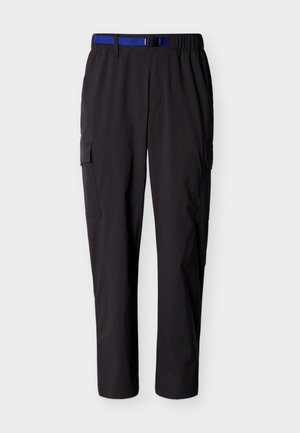 Černé pracovní kalhoty s bočními kapsami a integrovaným modrým pásem, zobrazené na bílém pozadí.