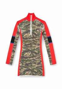 Vestito a maniche lunghe con collo alto; presenta un motivo mimetico verde e beige, accentuato da maniche a coste rosse e nere e dettaglio con cerniera.