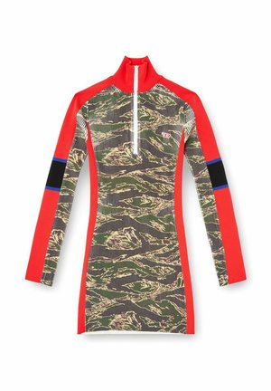 Vestito a maniche lunghe con collo alto; presenta un motivo mimetico verde e beige, accentuato da maniche a coste rosse e nere e dettaglio con cerniera.