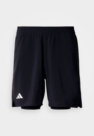 Pantalones cortos deportivos negros hechos de tela ligera, con una cintura elástica y un logotipo blanco en la parte inferior izquierda. Con aberturas laterales para facilitar el movimiento.