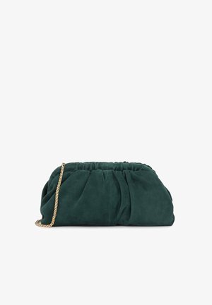 Pochette en daim vert avec texture plissée et bandoulière en chaîne dorée. Forme douce et arrondie avec des détails plissés. Design compact pour l'essentiel.