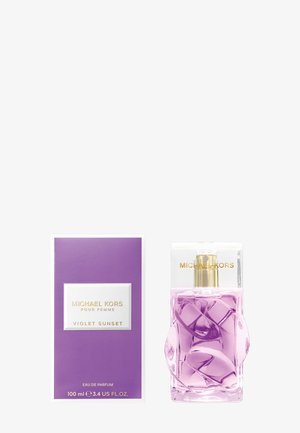 Bottiglia di profumo Michael Kors Violet Sunset con vetro viola texturizzato e spruzzatore dorato accanto alla confezione viola abbinata con testo dorato.