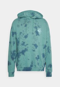 Uvolněná teal mikina s kapucí a námořnickým tie-dye vzorem, přední kapsa typu kangaroo, šňůrka na kapuci a kulatý logo na hrudi.