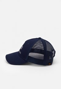 Laippu navy sininen baseball-lakki, jossa on kiinteä etuosa ja verkko takana, etuosassa logo ja tasainen lippa. Runsaasti ilmanvaihtoa verkon kautta.