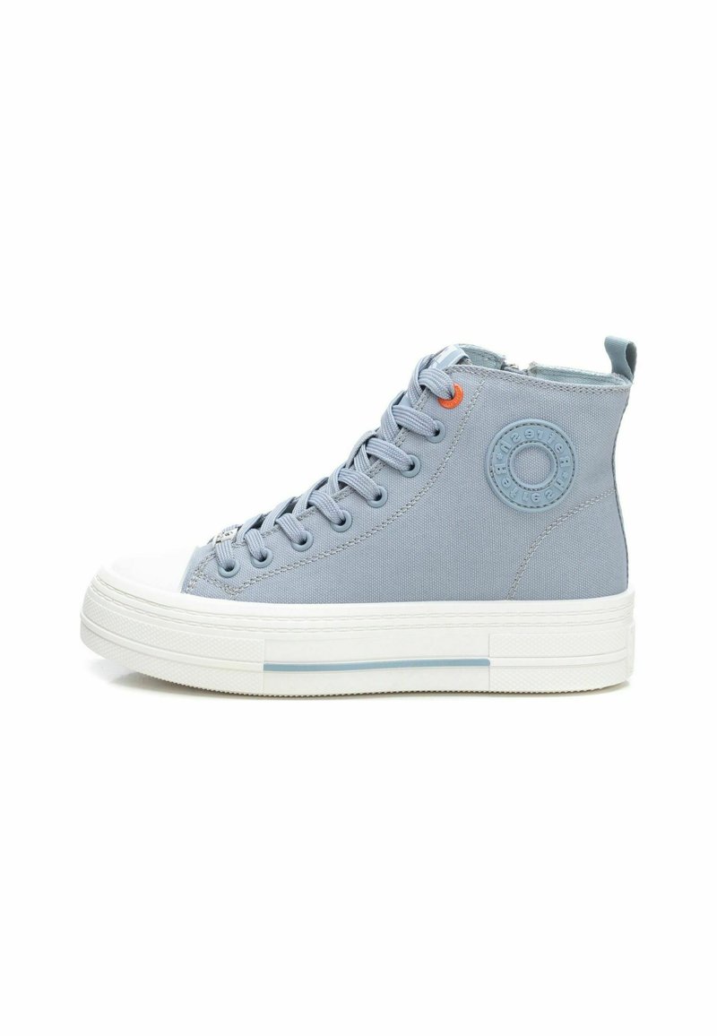 Zapatillas altas de color azul claro, hechas de lienzo, con suelas de goma blancas. Tienen un cierre de cordones en la parte delantera, un detalle de logo circular y ojetes en color naranja que contrastan.