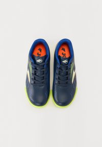 Scarpe sportive blu navy con tomaia sintetica liscia, suola in gomma verde, dettagli arancioni e lacci neri, caratterizzate da un design elegante.