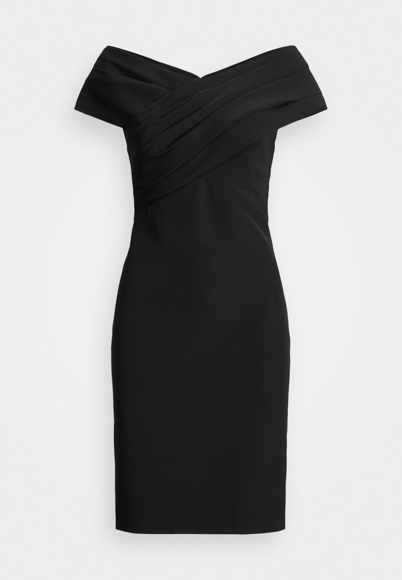 Černé šaty s odhalenými rameny, plisovanou tělesnou částí, přiléhavým siluetem a délky ke kolenům s hladkým povrchem.
