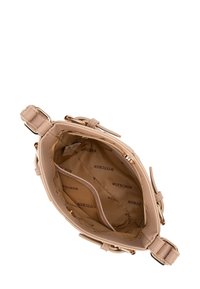 Borsa a tracolla in pelle beige con minuterie dorate. L'interno presenta una fodera in tessuto chiaro con testo ripetuto. Include due scomparti per una migliore organizzazione.