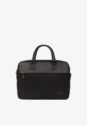 Sac d’ordinateur portable rectangulaire noir avec partie supérieure texturée, doubles poignées en cuir, poche frontale zippée et patch discret du logo de la marque.