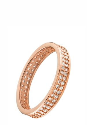 Bague en or rose avec une bande lisse ornée d'une rangée de pierres claires incrustées le long de son bord extérieur, créant un effet scintillant.