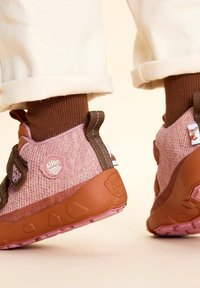Sneaker per bambini in rosa e marrone con tessuto testurizzato, dettagli rotondi, strap in velcro e suole in gomma. Dettaglio del logo di un animale di rilievo sul lato.