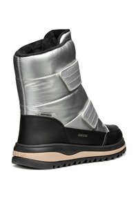 Botas Geox en negro y plateado metálico con dos correas horizontales, parte superior texturizada y suela de goma con un patrón de tracción resistente.