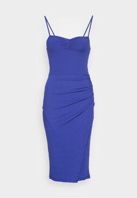 Robe midi bleu côtelé avec des bretelles spaghetti, présentant un corsage ajusté et des détails froncés sur le côté pour une texture ajoutée.