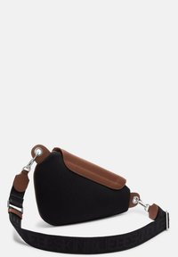 Schultertasche mit einem schwarzen Netzgewebe und braunen Lederakzenten. Verfügt über eine strukturierte Oberfläche und einen Logo-Trageriemen mit silbernen Hardware-Elementen.