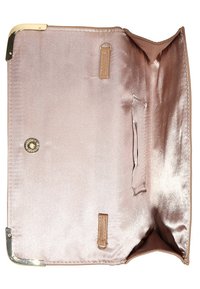 Interno della borsa in satin rosa con una texture liscia, hardware dorato e una tasca a scomparsa. Presenta una chiusura magnetica e cuciture rinforzate.