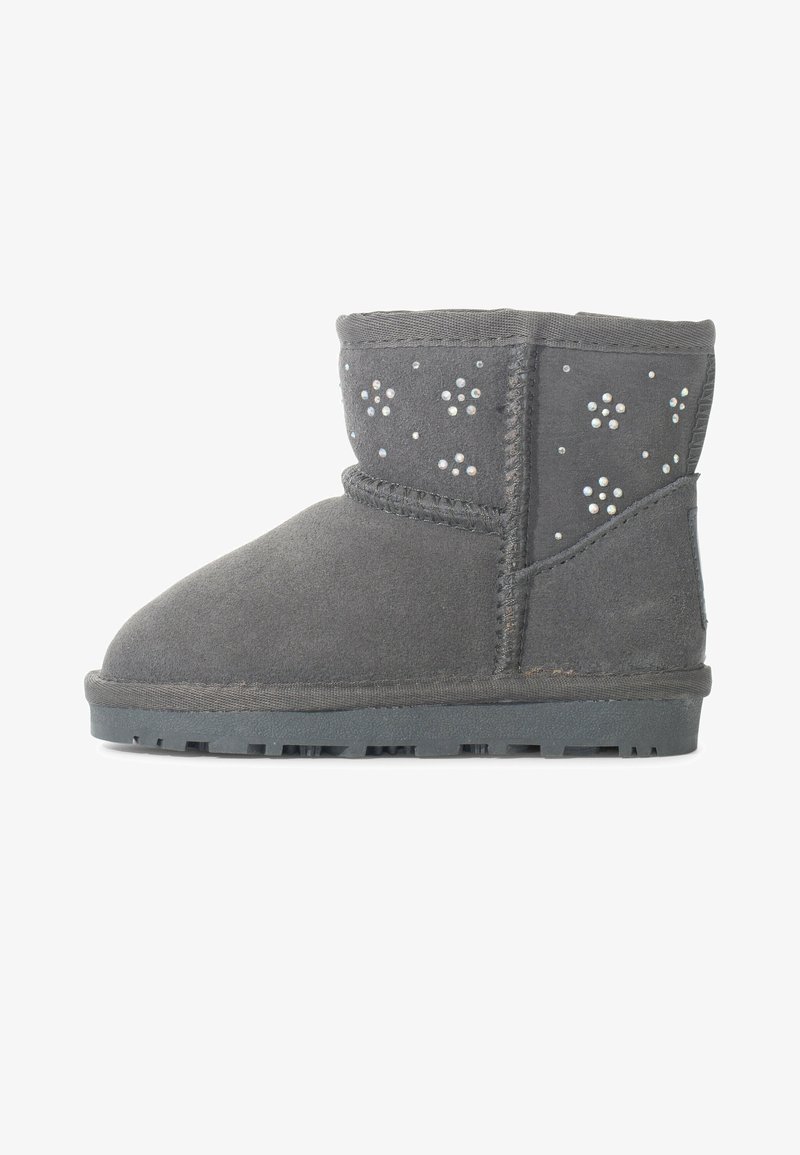 Grauer Knöchelstiefel aus weichem Wildleder, mit dekorativen Strassakzenten in einem floralen Muster und einer strukturierten Gummisohle.