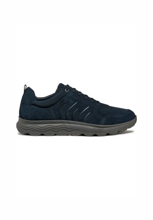 Sneakers in suede blu navy con tomaia testurizzata, design con lacci e suola in gomma grigia con motivo a onde. Include un piccolo tassello sul tallone.
