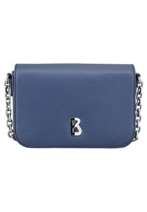 Sininen nahkainen olkalaukku, jossa on teksturoitu pinta, hopeinen ketjuolkaimet ja suuri metallinen logo edessä. Suorakaiteen muotoinen.